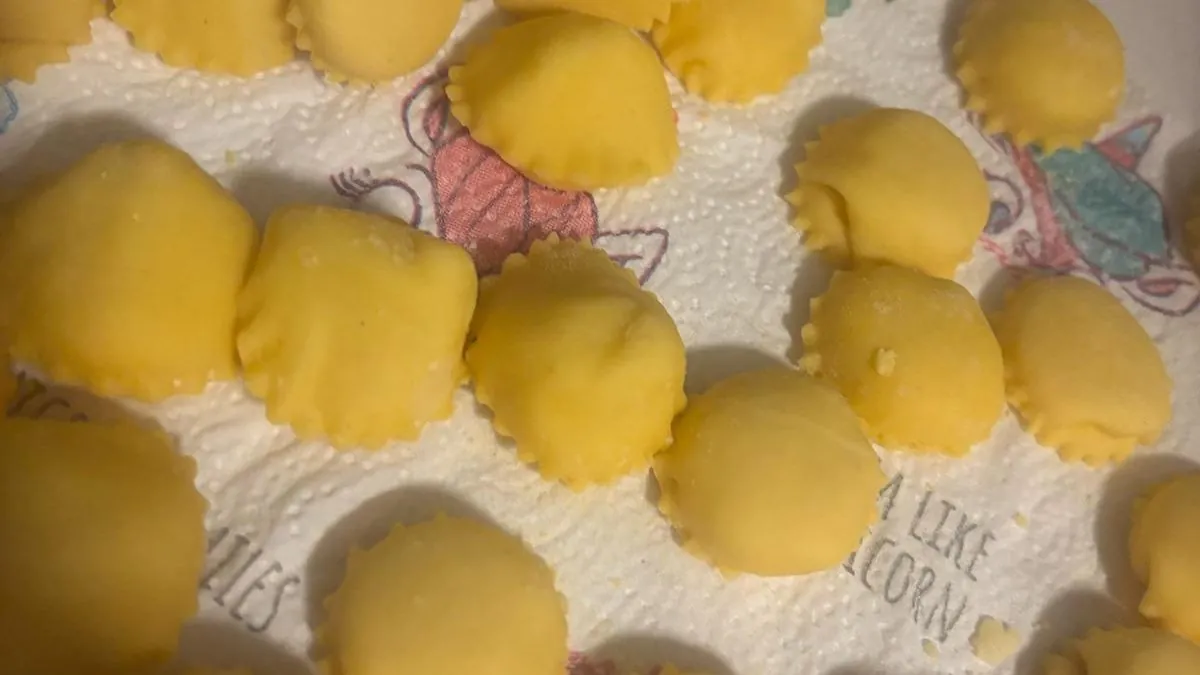 La Storia degli Anolini Parmensi: Scopri il Tesoro della Cucina di Parma 5 Preparazione anolini parmensi