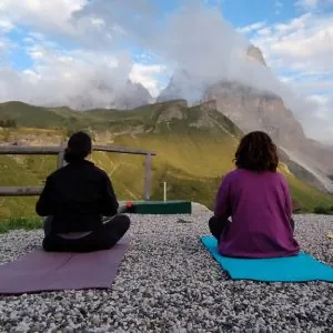 Yoga a Passo Rolle: Un’Esperienza di Benessere tra le Dolomiti