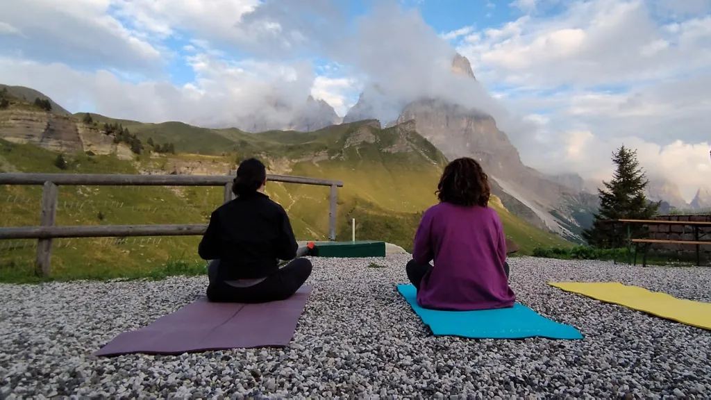 Turismo Esperienziale in Italia: La Nuova Frontiera del Viaggio Autentico 12 Yoga a San Martino di Castrozza - Passo Rolle