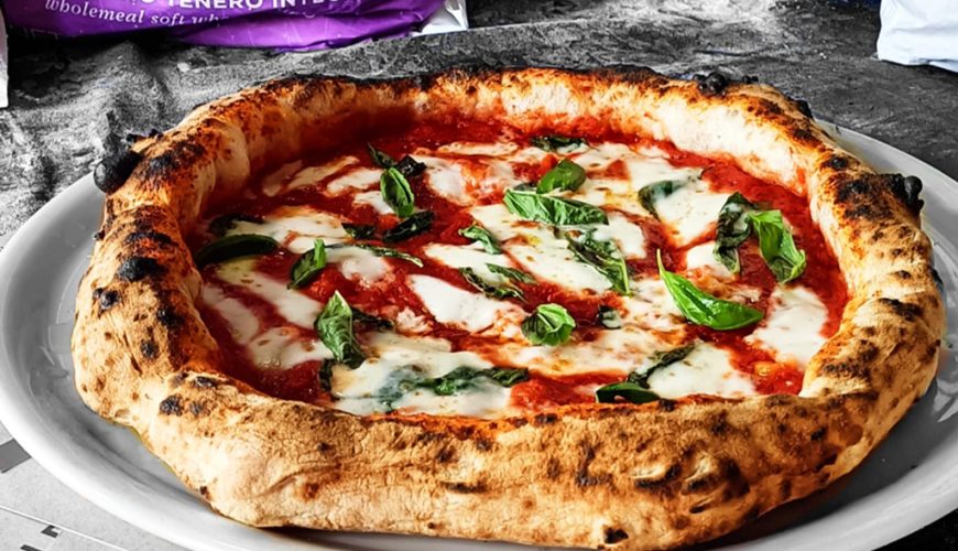 Pizza margherita tradizionale napoletana