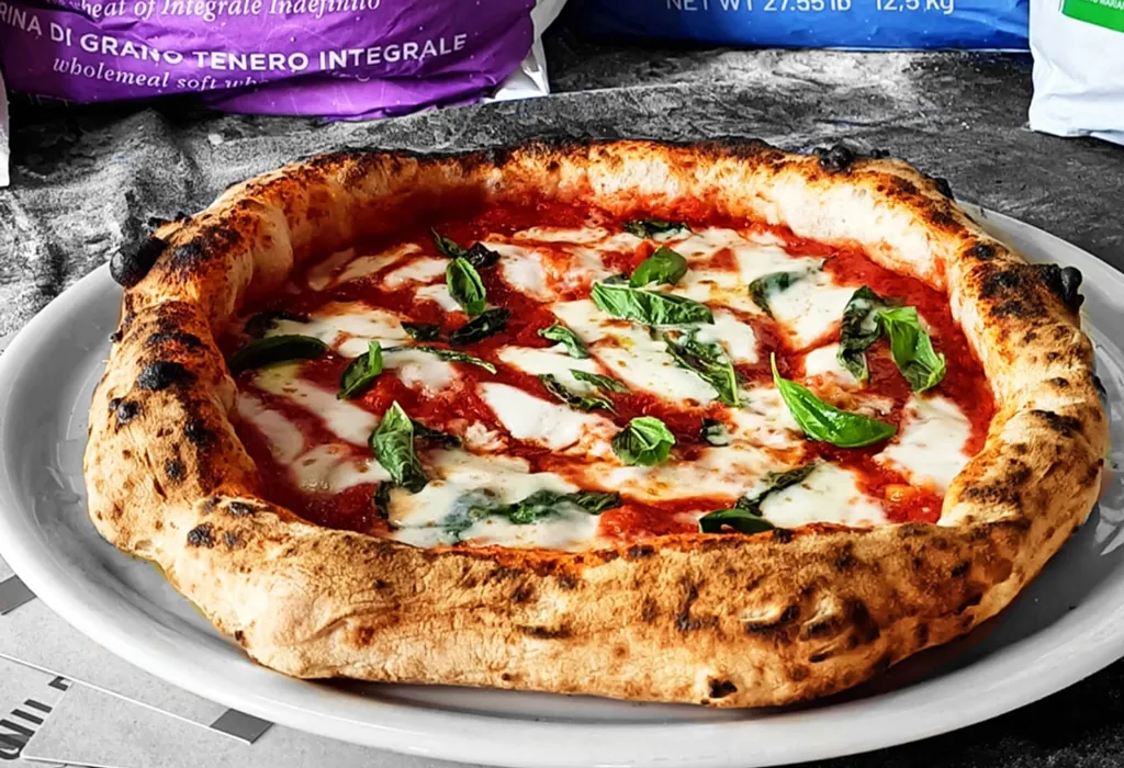 Turismo Esperienziale in Italia: La Nuova Frontiera del Viaggio Autentico 10 Pizza margherita tradizionale napoletana