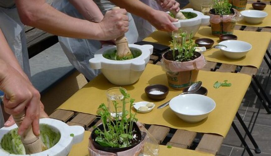 Corso di Pesto Genovese a Manarola | Lezione di cucina Cinque Terre con Yvonne