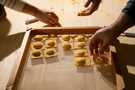 Corso di Cucina Pasta Fresca e Tartufo Nero a Calestano: Esperienza Autentica nel Borgo Medievale Parmense