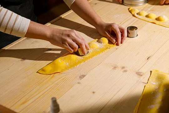Corso di Cucina Pasta Fresca e Tartufo Nero a Calestano: Esperienza Autentica nel Borgo Medievale Parmense